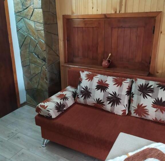 이코노미 트리플 룸, Gologanova House