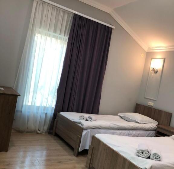 带阳台的三人标准间, Guest House Anahit Ijevan