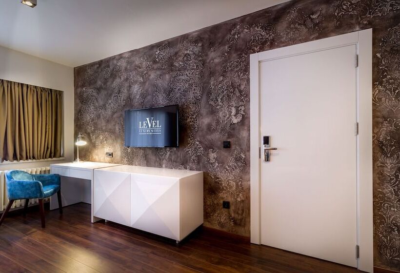 سوئیت جونیور با ماساژ آبی, Level Luxury Suites