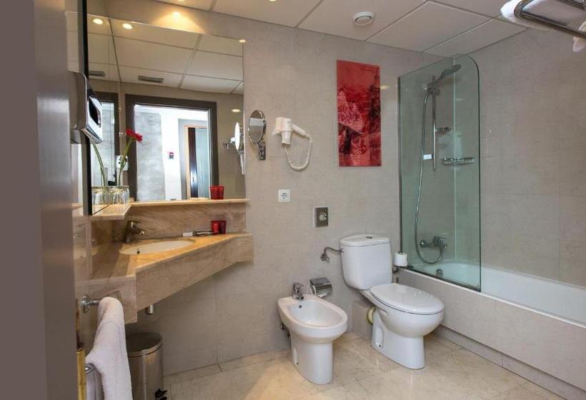 Трехместный Номер Deluxe, Leonardo Hotel Barcelona Las Ramblas