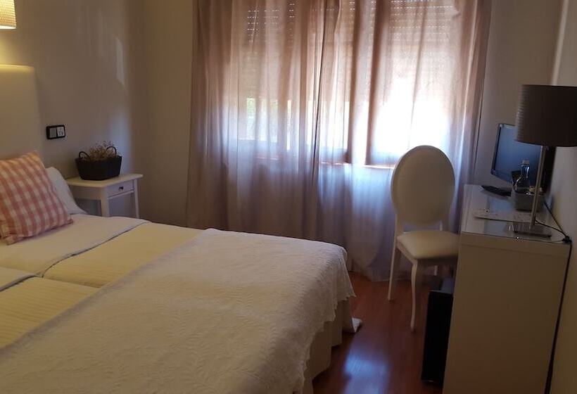 Четырехместный Номер Стандарт, Hostal Carlos V