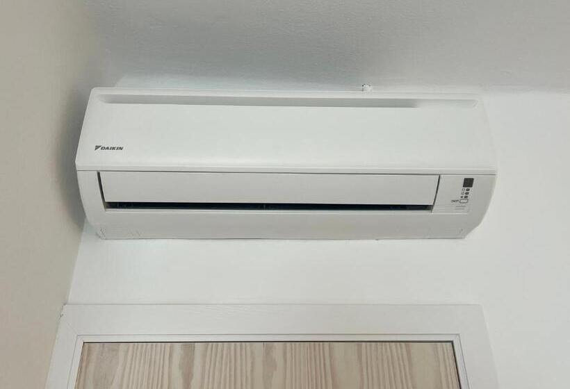 Quarto Triplo Estandar com Sacada, Hostal Rom Familiar