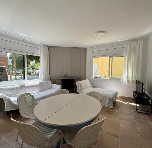 ３ベッドルームハウス, Hostal Rom Familiar