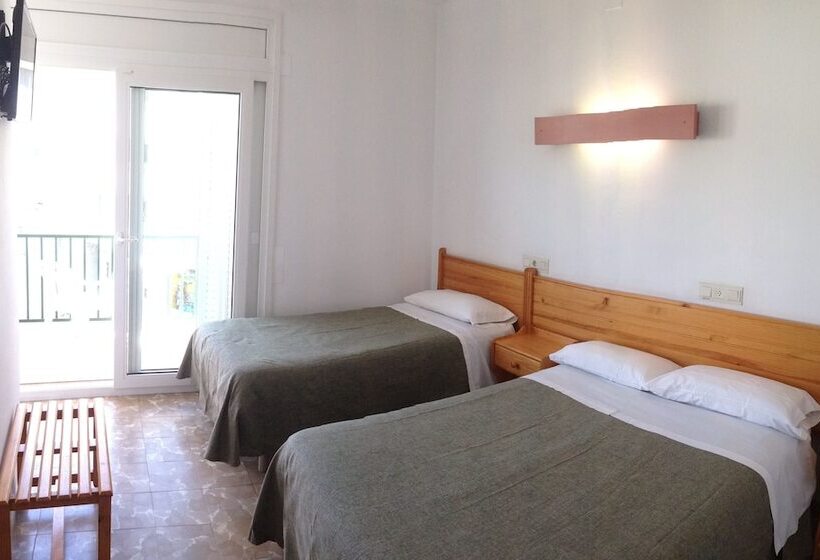 Quarto Triplo Estandar, Hostal Rom Familiar