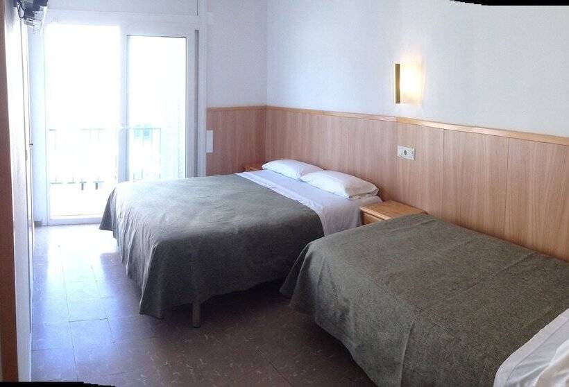 Quarto Triplo Estandar, Hostal Rom Familiar