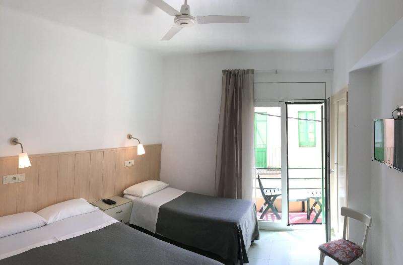 Camera Tripla Classica con Balcone, Hostal Rom Familiar