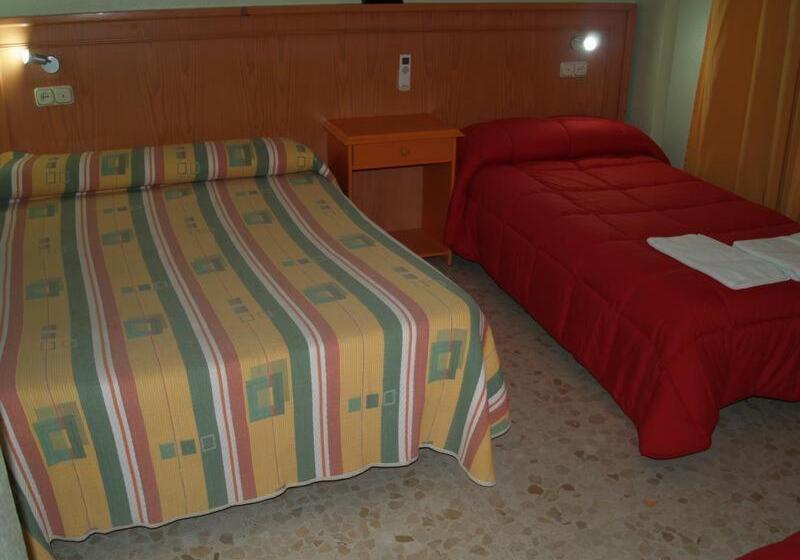 Номер Стандарт Трехместный, Hostal Carlos Iii