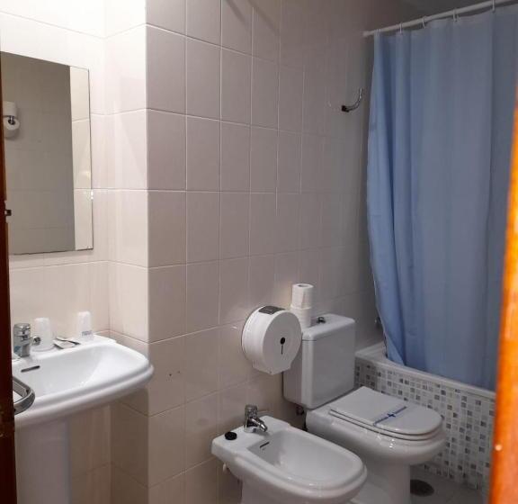 Habitación Triple Estándar, Hostal Carlos Iii