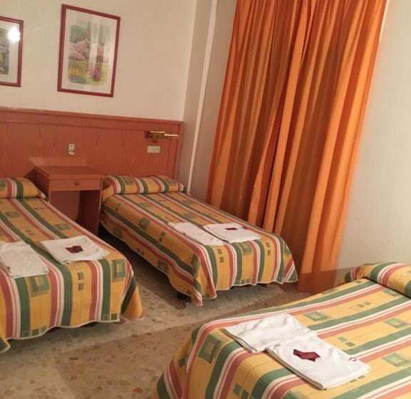 Номер Стандарт Трехместный, Hostal Carlos Iii
