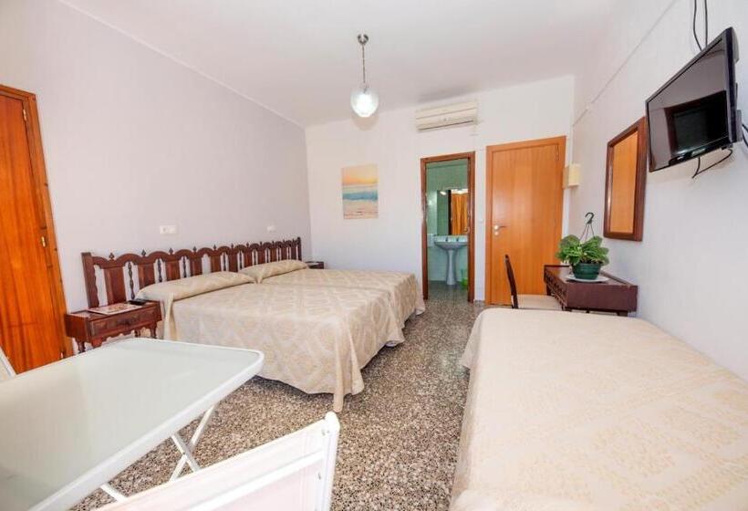 スタンダードトリプルルーム, Hostal Y Apartamentos Santa Eulalia
