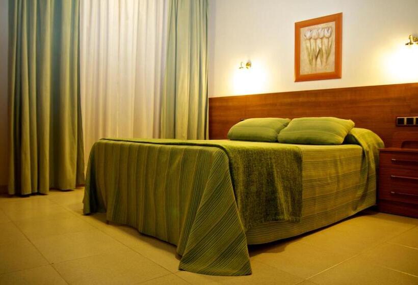 اتاق استاندارد سه تخته با بالکن, Hostal El Catalán
