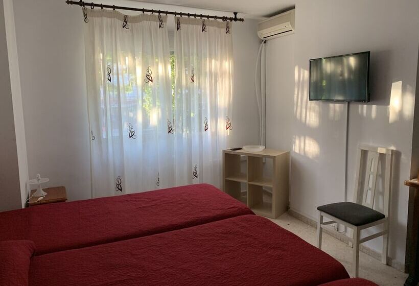 Номер Стандарт Трехместный, Hostal Mediterráneo