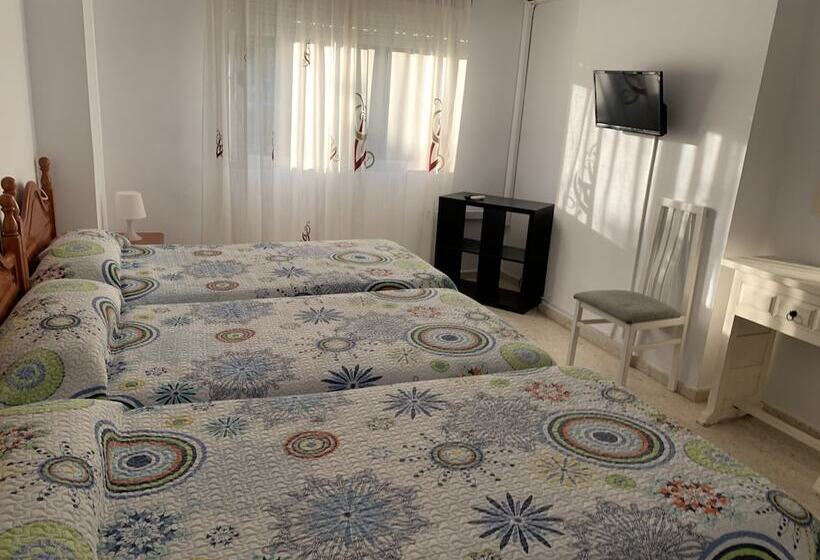Номер Стандарт Трехместный, Hostal Mediterráneo