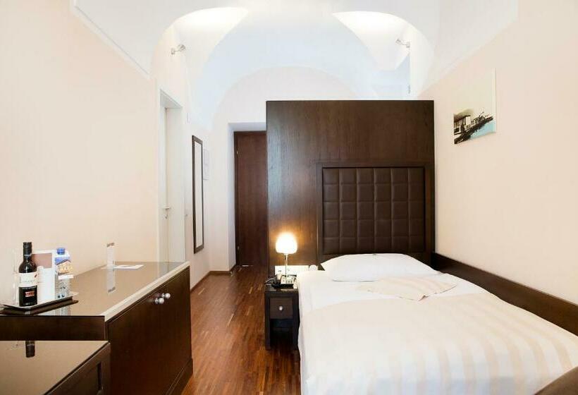 اتاق استاندارد یک نفره, Sandwirth