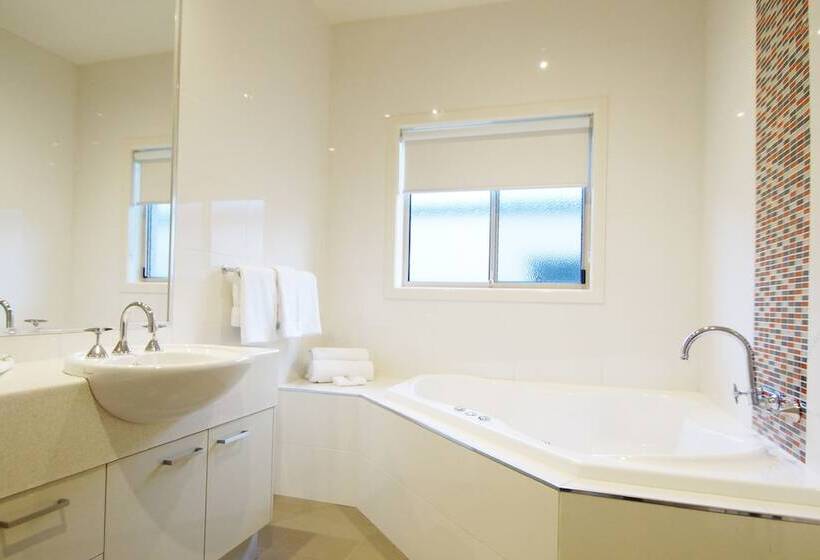 Standard Room King Size Bed, The Wyndhamere Motel Shepparton