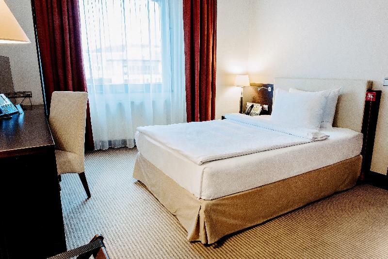 Standard Room Adapted for people with reduced mobility, Crowne Plaza Bratislava, An Ihg