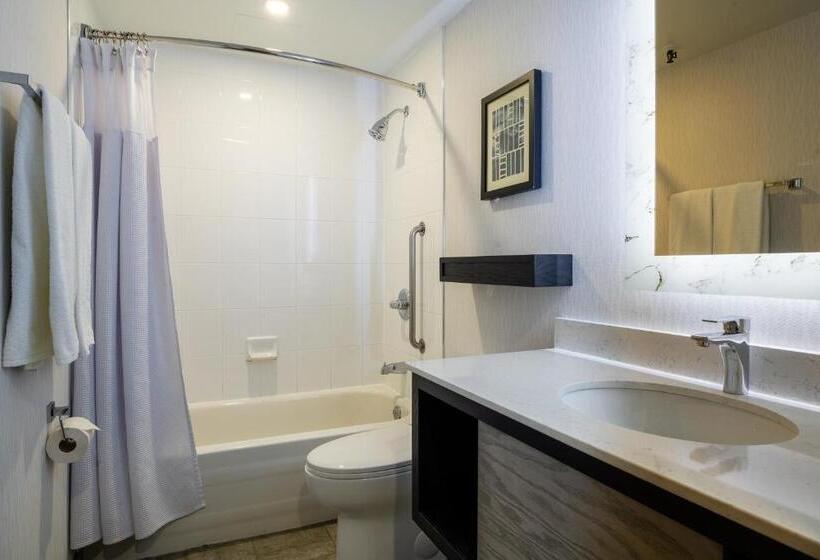 Номер Стандарт, Crowne Plaza Hotel Moncton Downtown, An Ihg