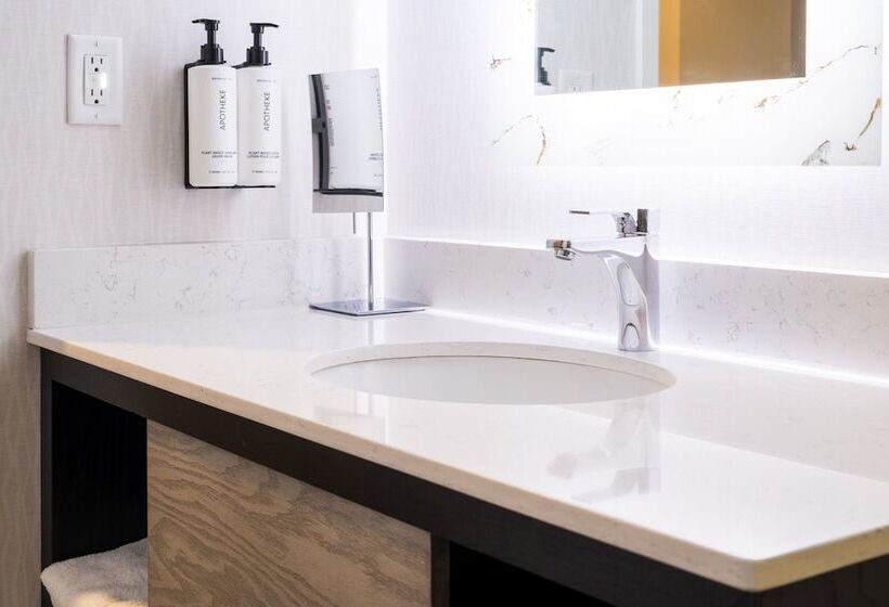 اتاق استاندارد, Crowne Plaza Hotel Moncton Downtown, An Ihg