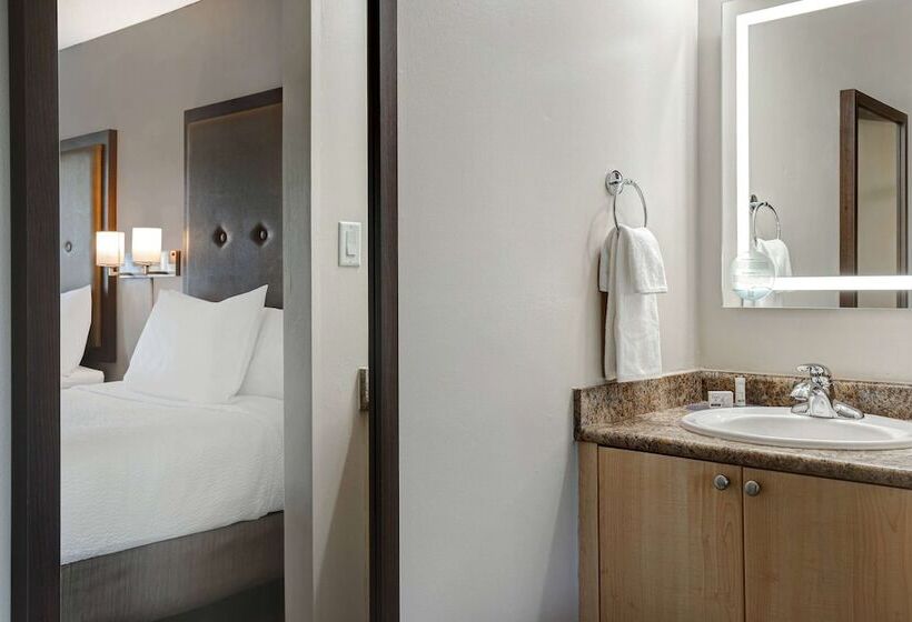 Номер Стандарт 2 Двуспальные Кровати, Days Inn By Wyndham Victoria Uptown
