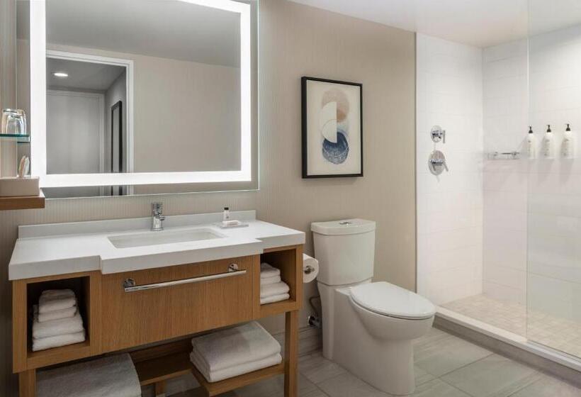 Люкс Повышенной Комфортности, Delta Hotels By Marriott Saskatoon Downtown
