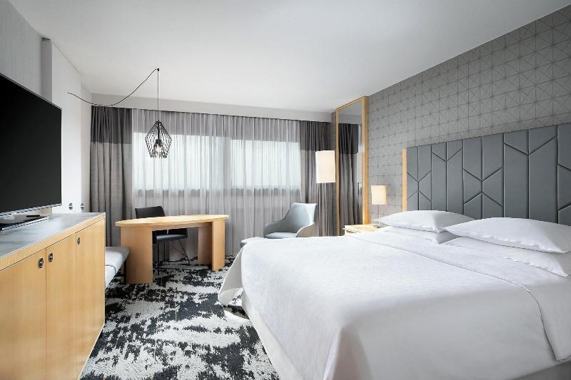 キングサイズベッドのスタンダードルーム, Sheraton Frankfurt Airport Hotel & Conference Center