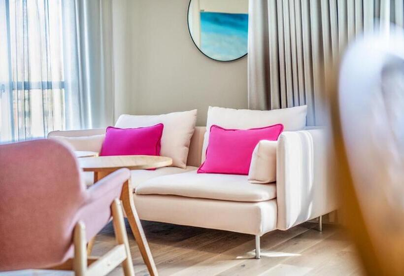 Полулюкс, Quality Hotel The Reef
