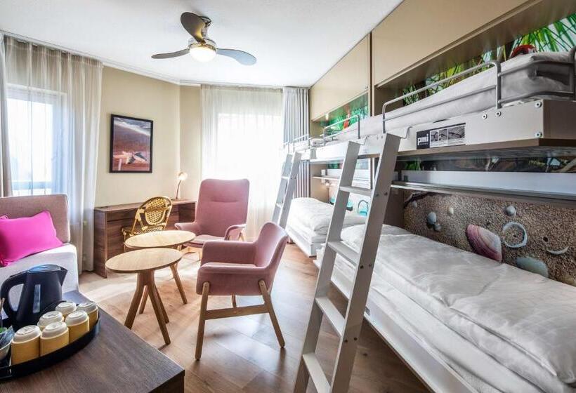 Полулюкс, Quality Hotel The Reef