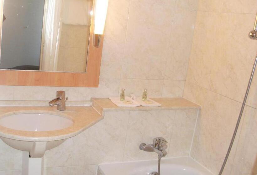 Номер Стандарт Трехместный, Logis Hôtel Des Lacs Paris Sud