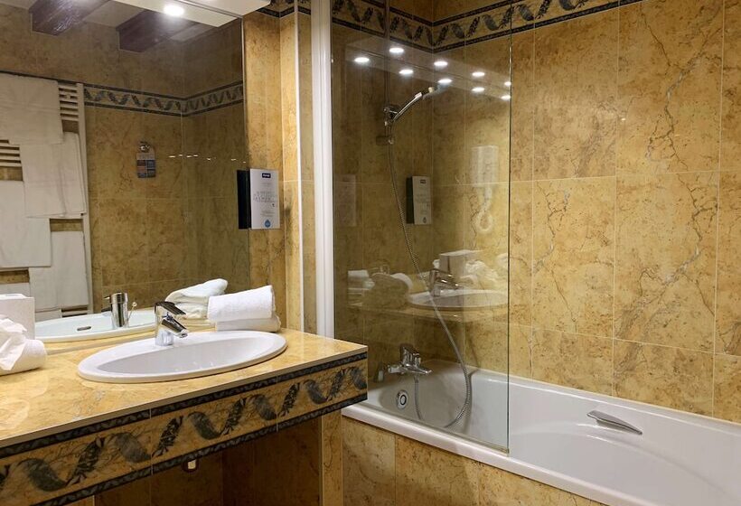 Семейный Номер, Kyriad Saumur Hyper Centre Hôtel Appartements Et Spa Soins Sothys Paris