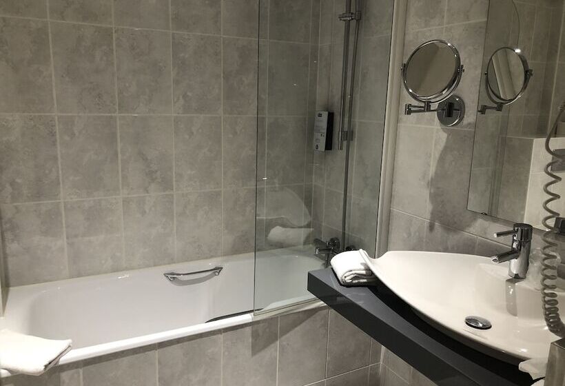Номер Стандарт Трехместный, Kyriad Saumur Hyper Centre Hôtel Appartements Et Spa Soins Sothys Paris