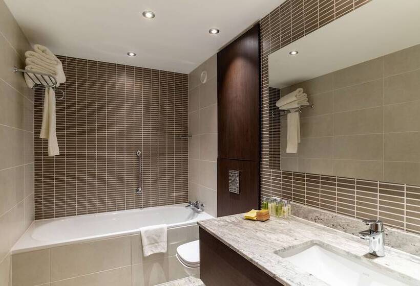 Номер Deluxe, Hilton London Gatwick Airport