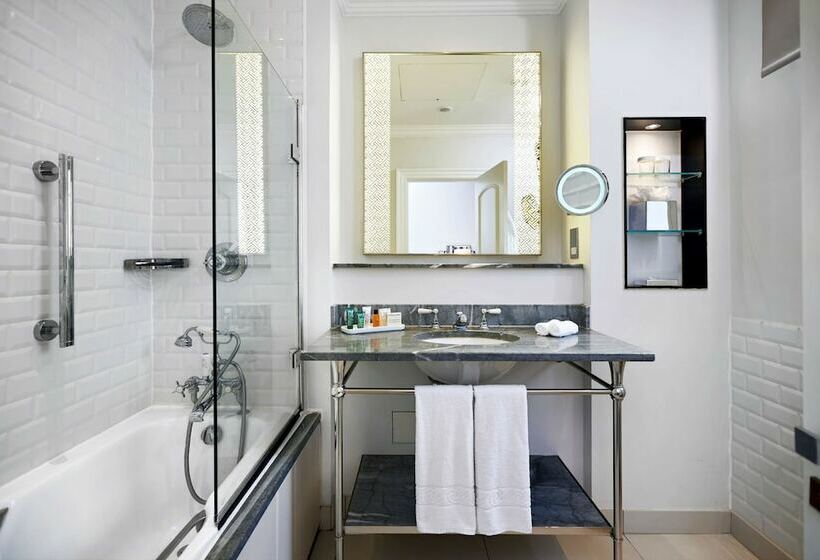 Номер Deluxe, The Waldorf Hilton London