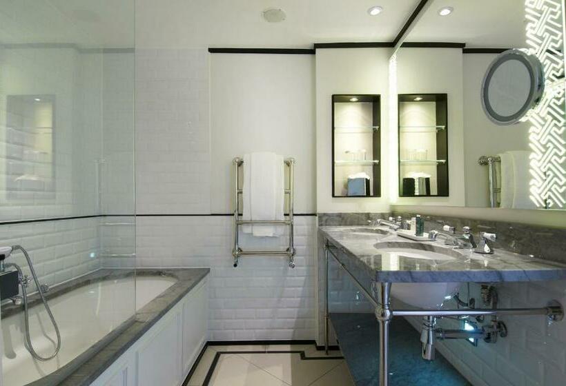 Номер Superior, The Waldorf Hilton London