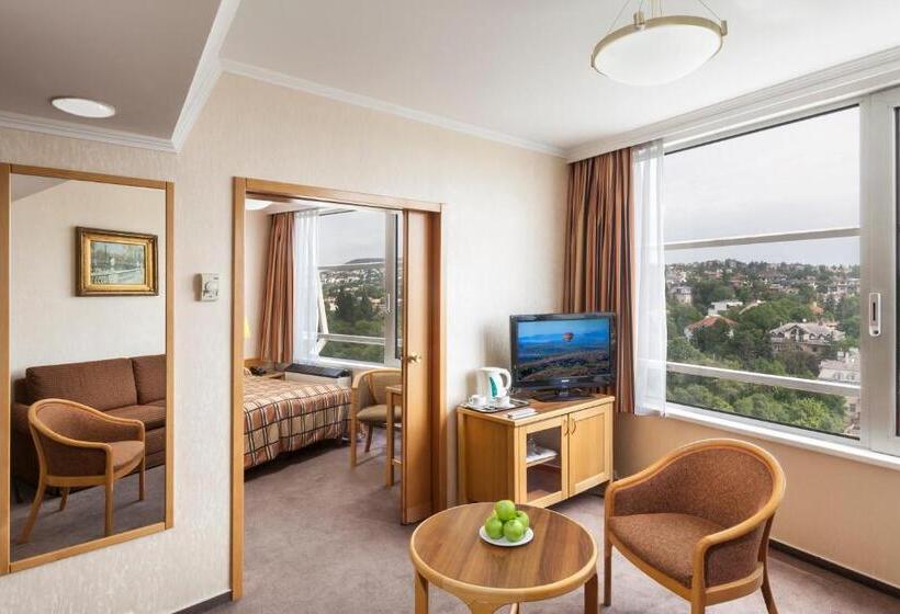 Полулюкс, Budapest