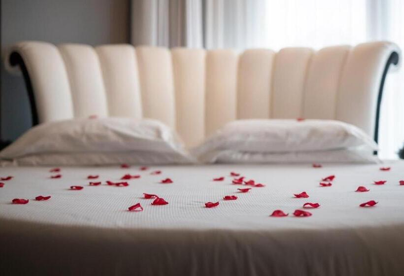 Romantic Room, Aqa Palace