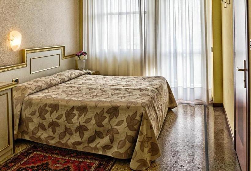 Eenvoudige Kamer, Internazionale Terme