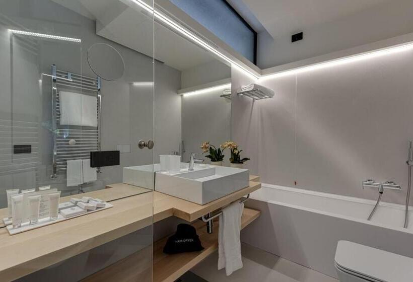 آپارتمان یک خوابه با دری مشترک که هال را جدا می کند., Augustus Hotel & Resort