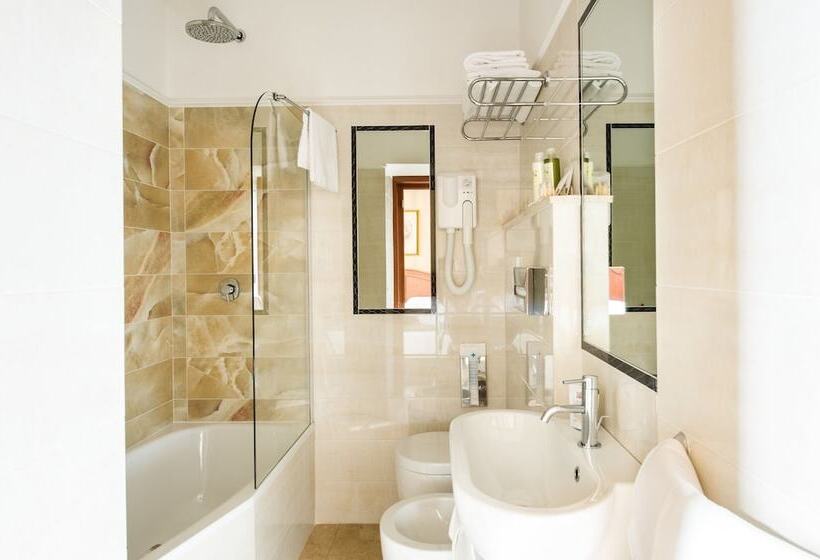 Comfort Room, Silla