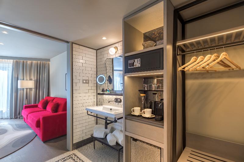 Comfort Room, Silla