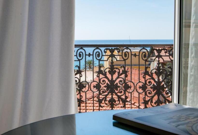 غرفة قياسية إطلالة جانبية علي البحر, Albergo Belsoggiorno