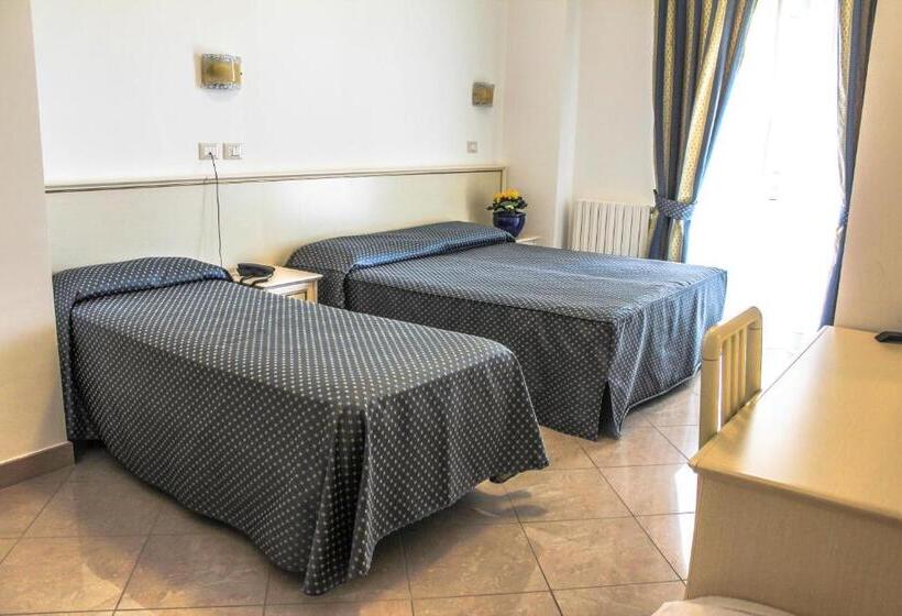 اتاق استاندارد سه نفره, Holiday