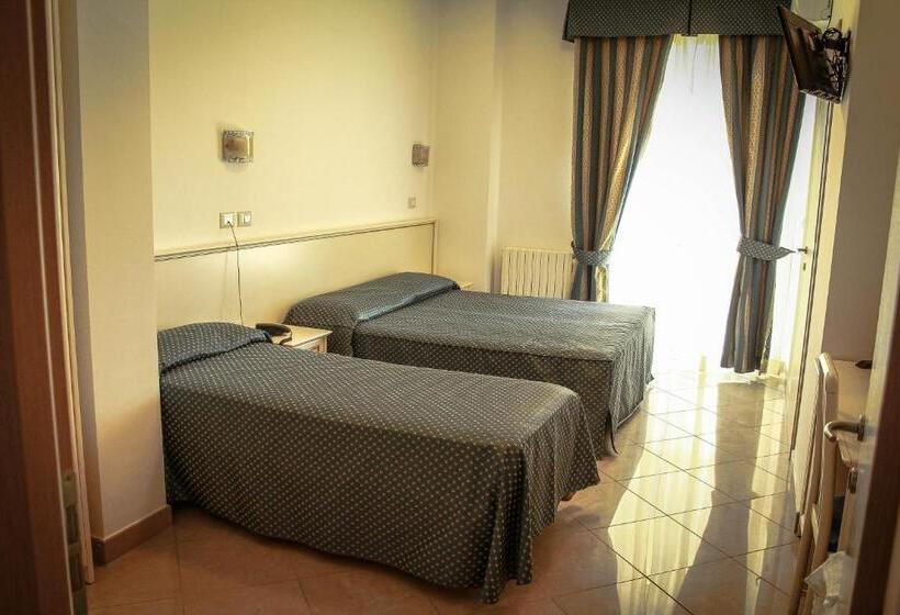 اتاق استاندارد سه نفره, Holiday