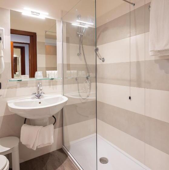 Quarto Estandar Individual, Laurin