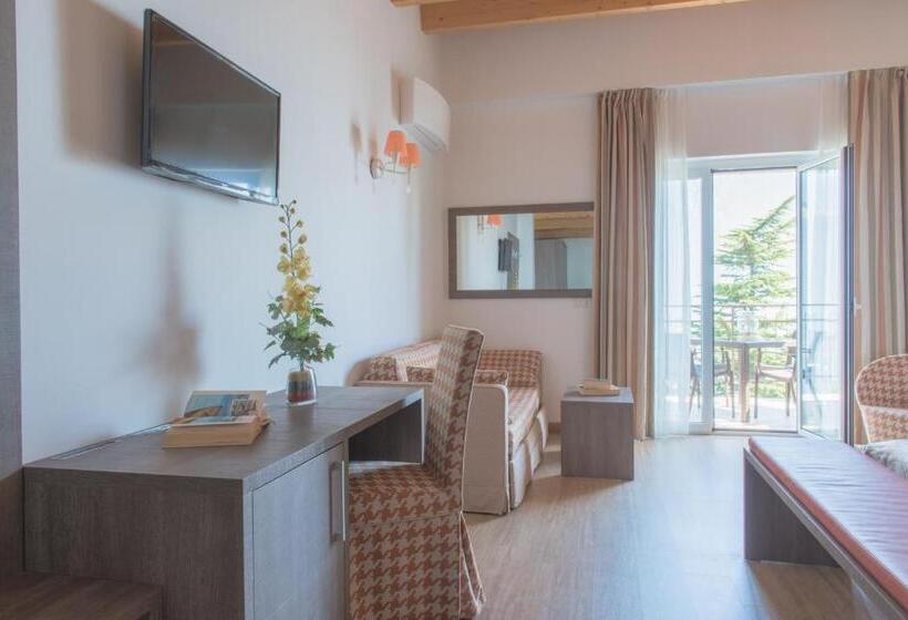 Quarto Deluxe, Village Hotel Lucia