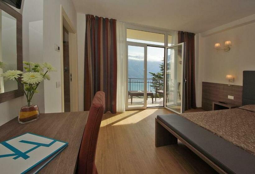 Номер Стандарт Вид на Озеро, Village Hotel Lucia