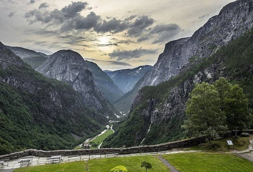 Deluxe Svit, Stalheim