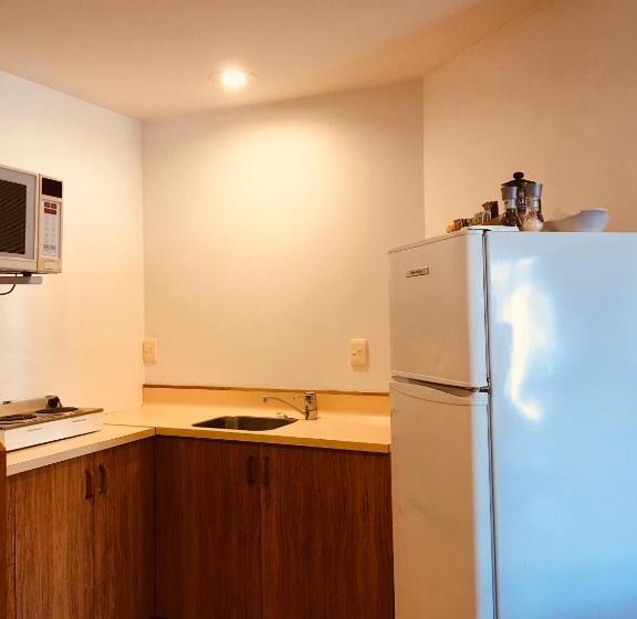 이코노미 패밀리 스위트, Cascades Lakefront Motel