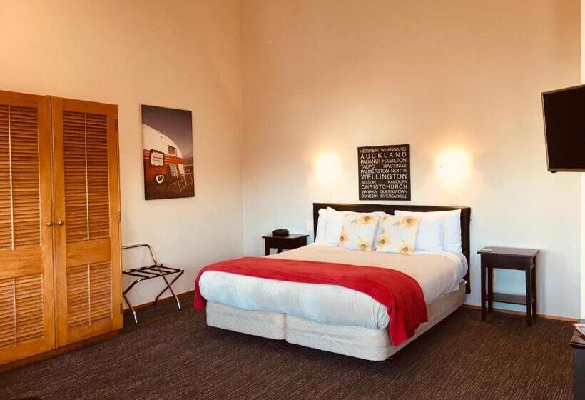 스탠다드 스튜디오, Cascades Lakefront Motel