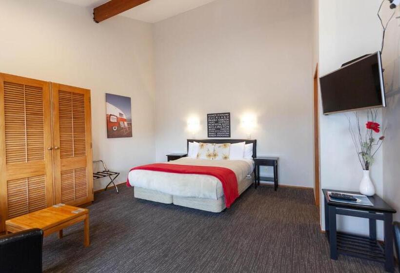 스탠다드 스튜디오, Cascades Lakefront Motel