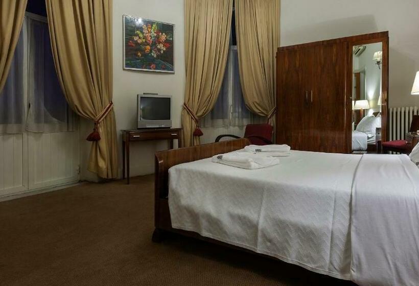 اتاق رمانتیک, Astoria